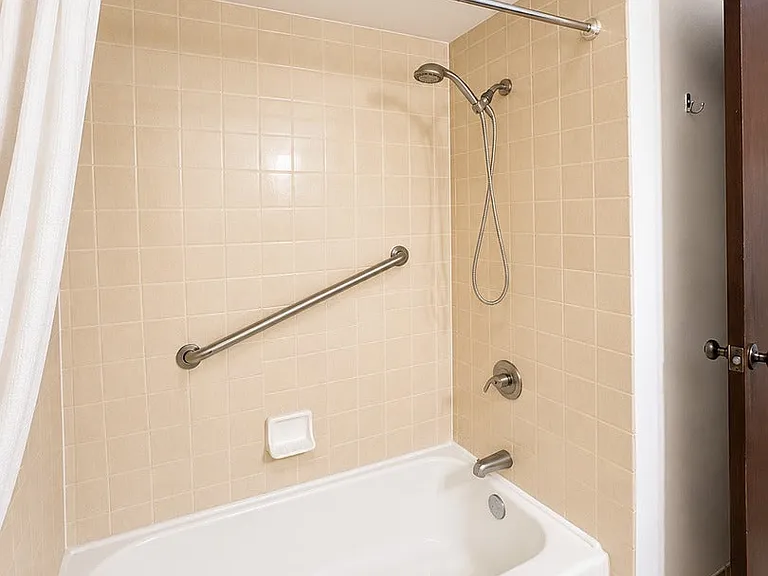 5733 W 103rd St #2W — Photo 6
