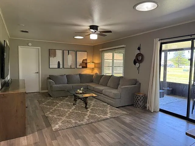 3 bed, 2.0 bath, 1062 sqft, $2,300 — Photo 4