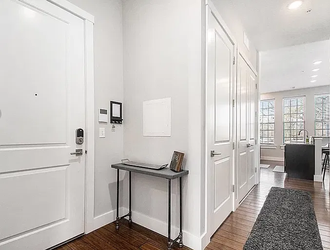 3 bed, 3.0 bath, 1263 sqft, $2,699 — Photo 2