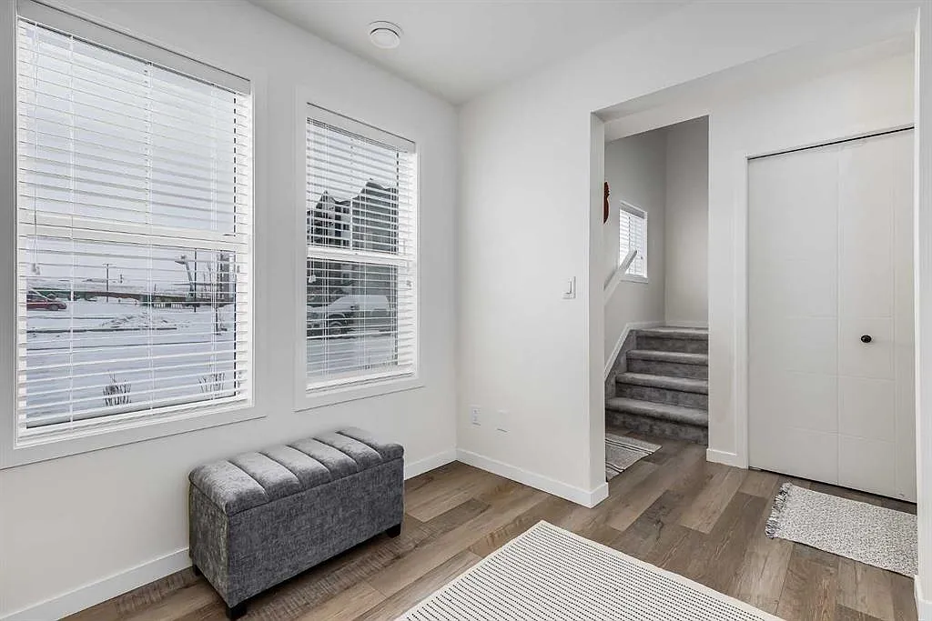 Beautiful 3 Bedroom + Den Townhouse with garage!! — Photo 4