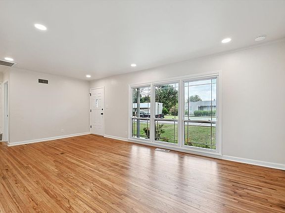 5th image of 2507 S Oswego Ave