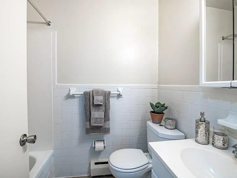 Warwick Terrace Apartment Homes — Photo 7