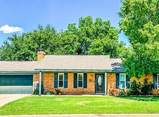 711 S 28th St, Clinton, OK 73601