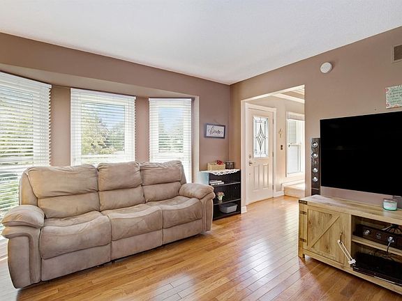 4th image of 1212 Harwood Cir
