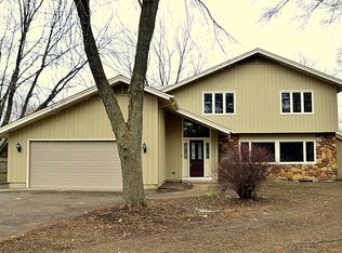 28W453 Garys Mill Rd, Winfield, IL 60190