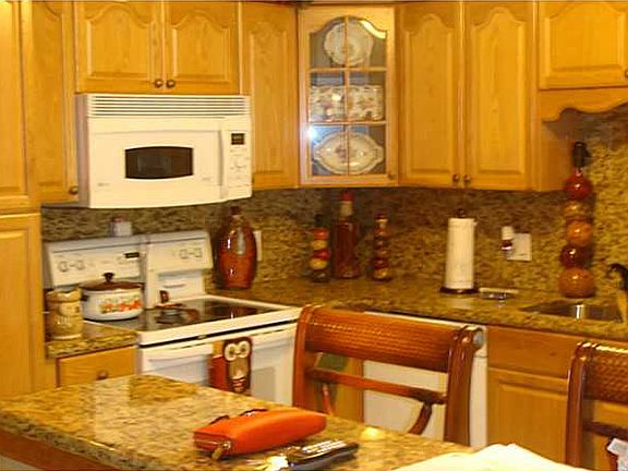 2/2 CONDO FOR SALE SITUATED IN THE HEART OF WESTON.