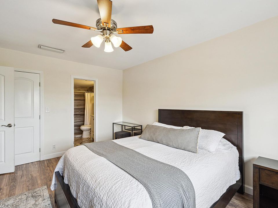 1st image of 917 NE 16th Avenue #15