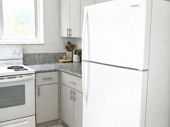 3rd image of 2121 SW 4th St APT 2