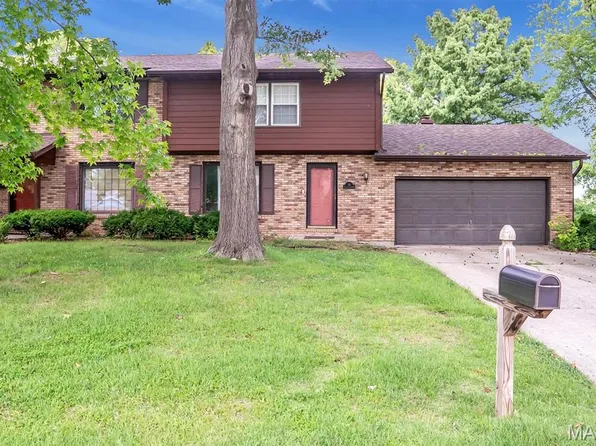 18 Ginger Lake Dr W, Glen Carbon, IL 62034