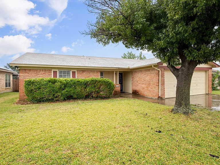 6436 Ridglea Dr — Photo 2