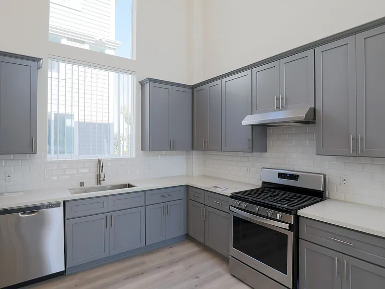 1180 W 37th Pl — Photo 26