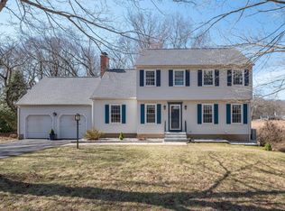 121 Riverview Dr, Guilford, CT 06437