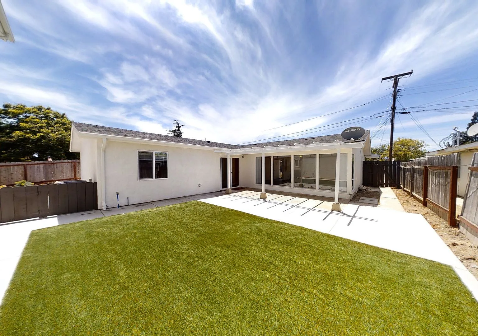 Beautiful home on Tipton with private yard!! — Photo 2