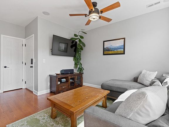 5th image of 1338 W Addison St #2