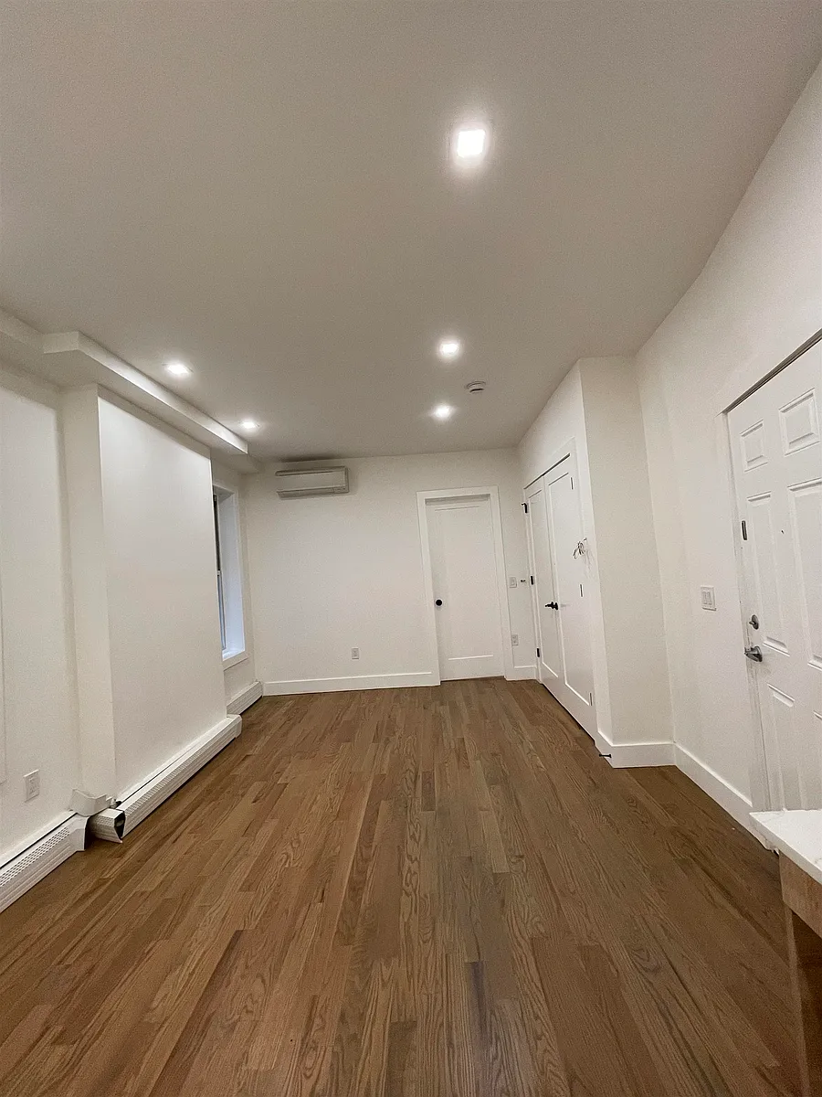 Building Photo - 232 Van Horne St #4