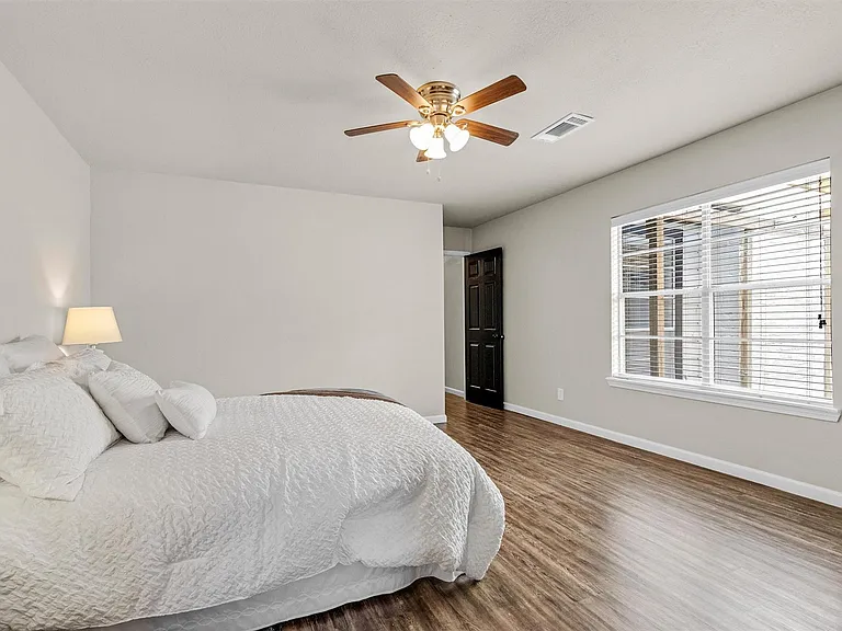 7911 Heathrow Ln — Photo 12