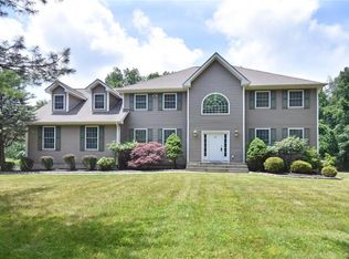 35 Strawberry Fields Ln, Mahopac, NY 10541