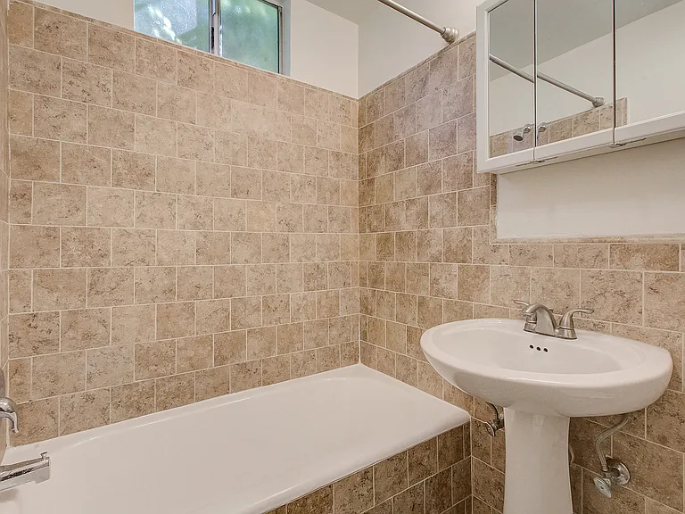 232 S Reeves Dr — Photo 41