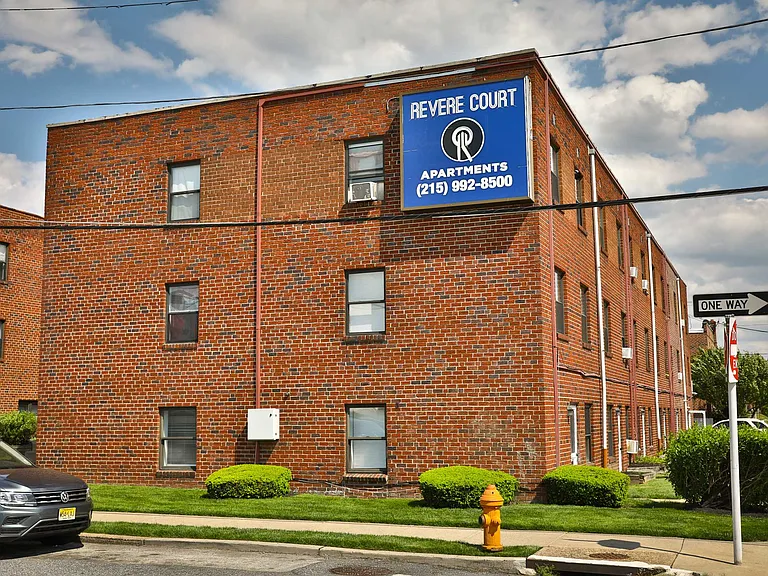 Revere Court Apartments — Photo 11
