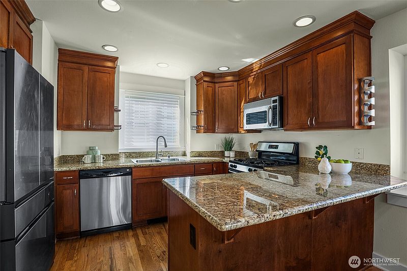 5th image of 8846 Midvale Avenue N #B