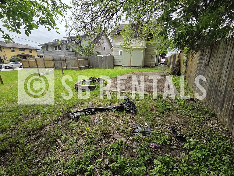 633 E Indiana Ave — Photo 12