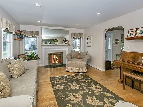 4th image of 148 Greenway W