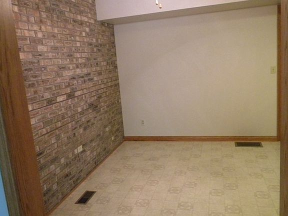 4th image of 210 Parkland Dr