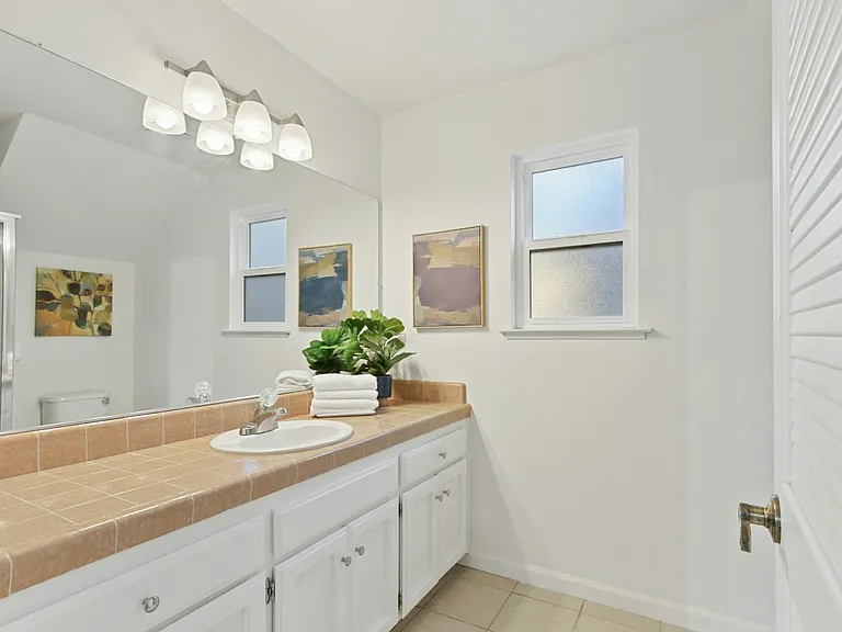 325 E 8th St #1 — Photo 6