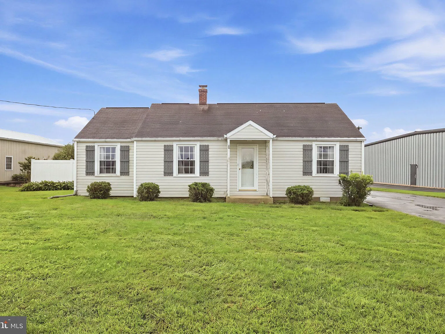3 bed, 1.0 bath, 1375 sqft, $2,500 — Photo 2