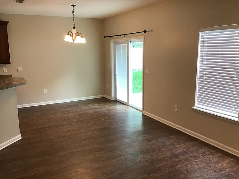 2724 Creekfront Dr — Photo 4