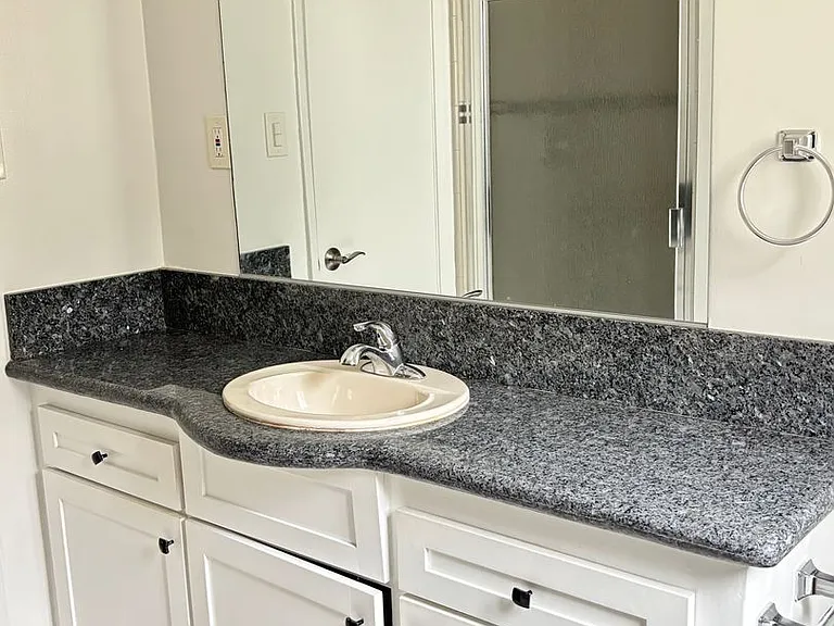 928 S Sherbourne Dr — Photo 11