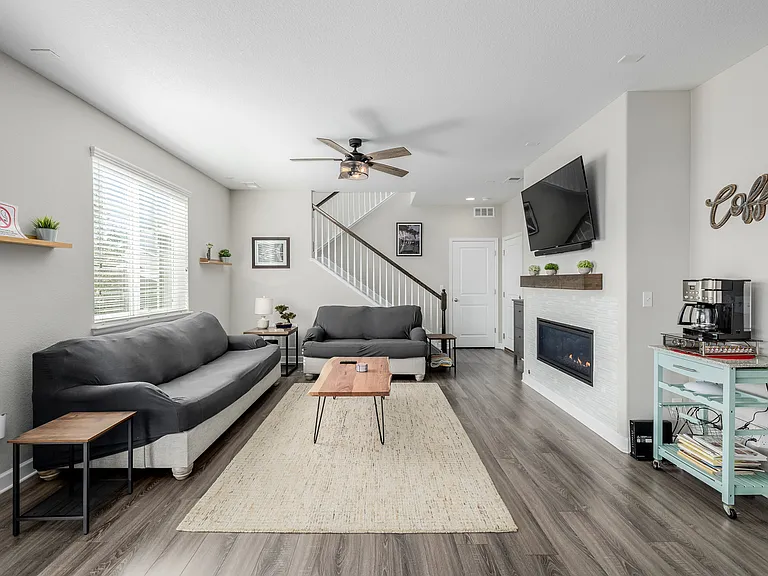 10406 Akron St — Photo 4