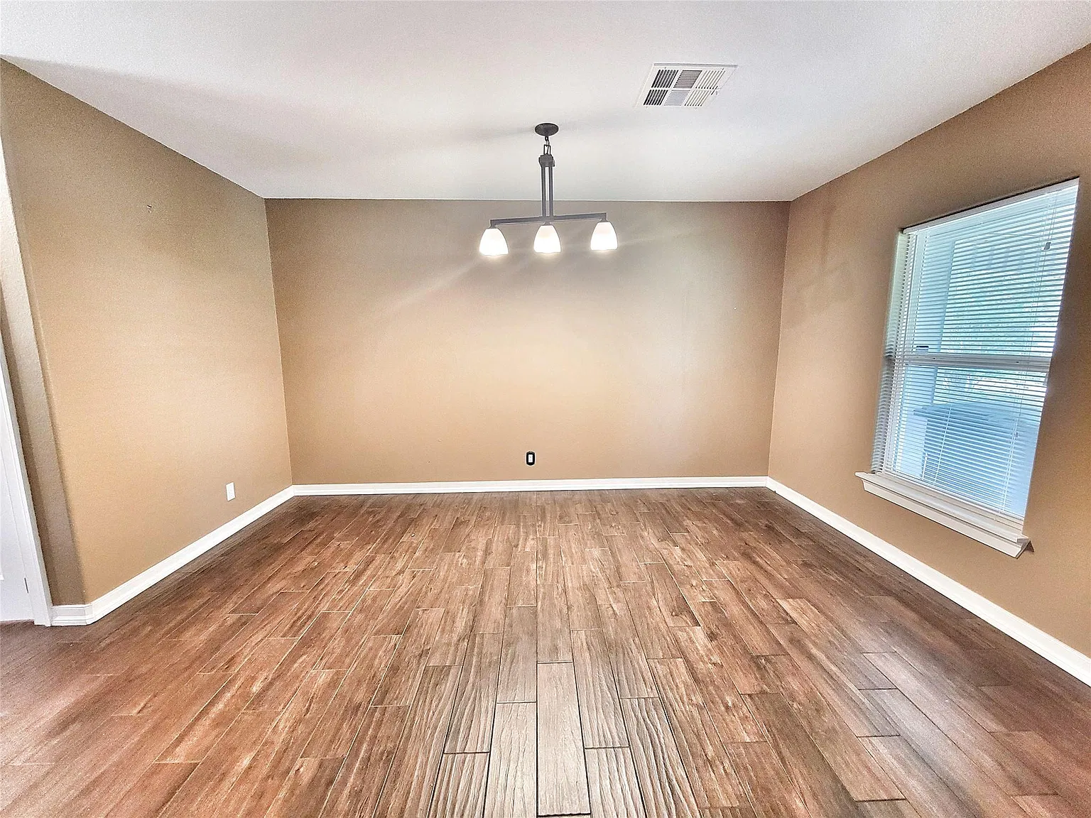 3 bed, 1.0 bath, 1215 sqft, $1,695 — Photo 2