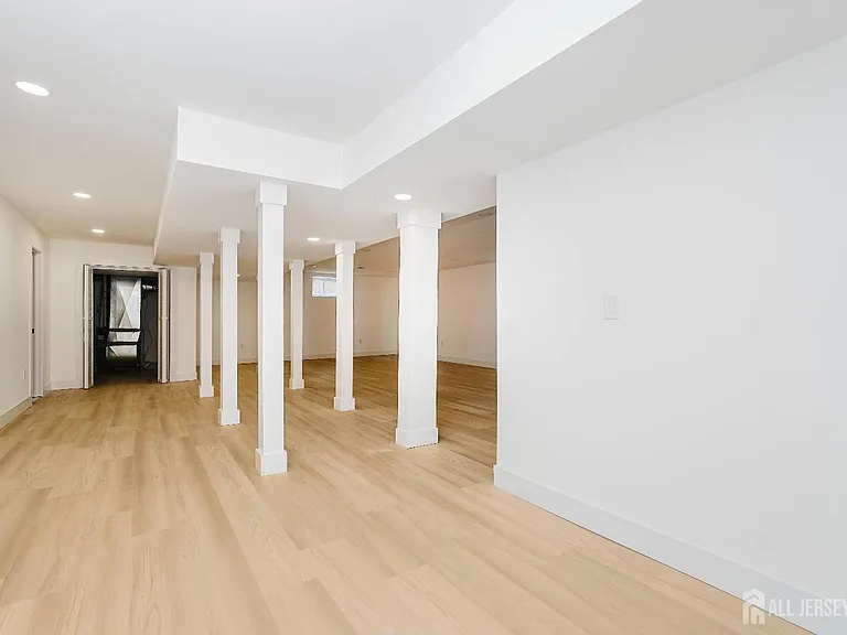 2810 Beatty St — Photo 8