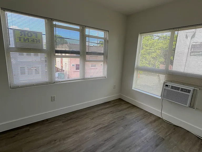 1012 SW 4th St #7 — Photo 3