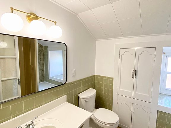 3rd image of 221 Bernard St