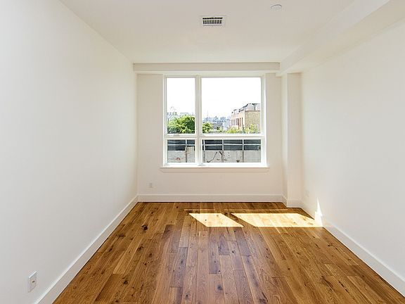 4th image of 73 Montrose Ave #4CTR