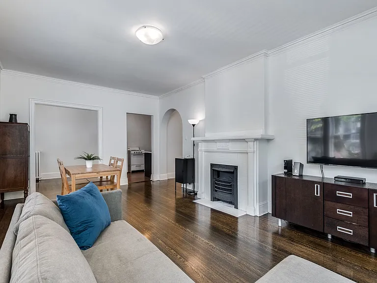 935 Jervis St — Photo 3