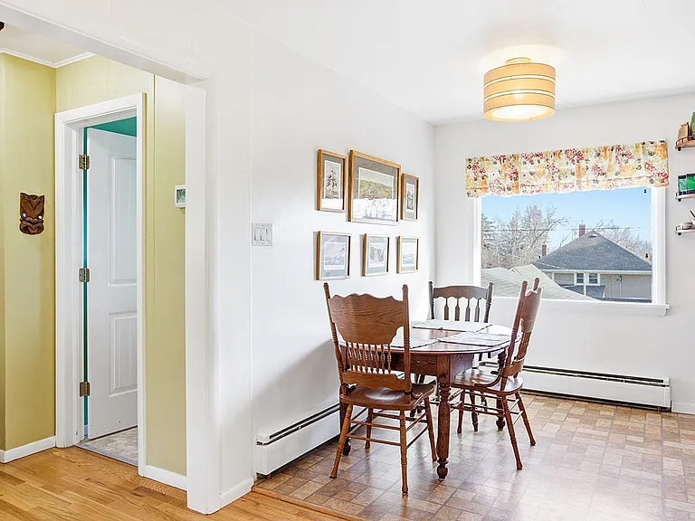 814 Stuart St — Photo 4