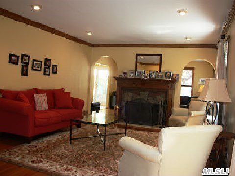 3rd image of 611 N Village Ave