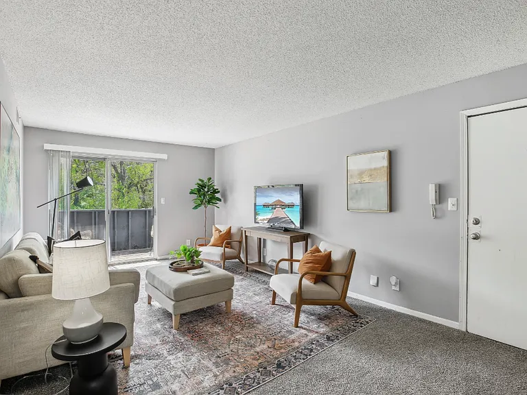 University Villa Apartments — Photo 4