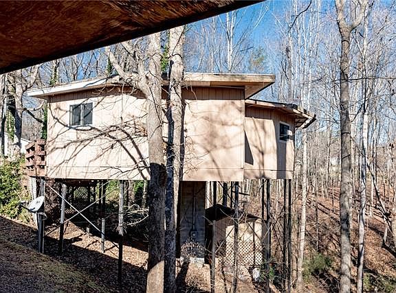 5th image of 1324 Oak Hill Dr