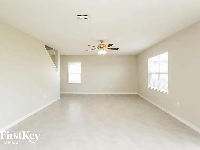 465 Noble Ave — Photo 2