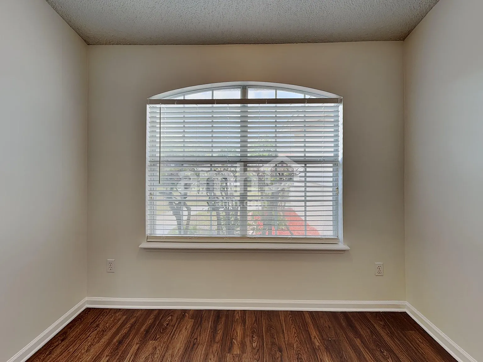 4 bed, 2.0 bath, 1480 sqft, $1,915 — Photo 4