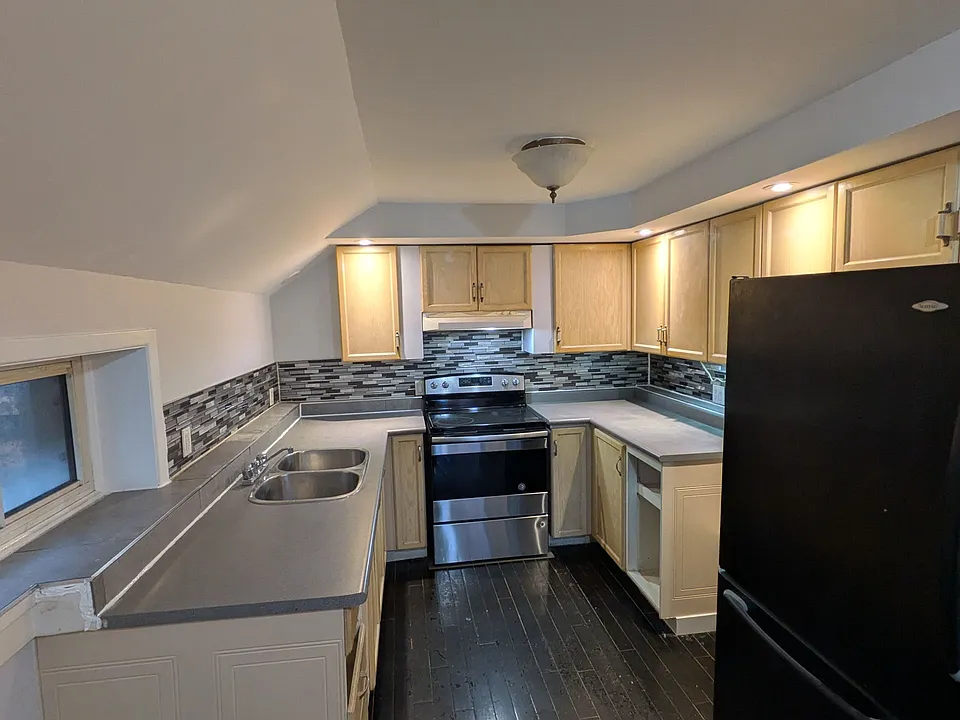 12 Russell St W