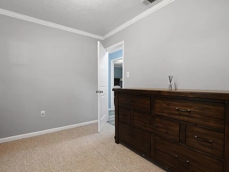 226 Larchmont Dr — Photo 23