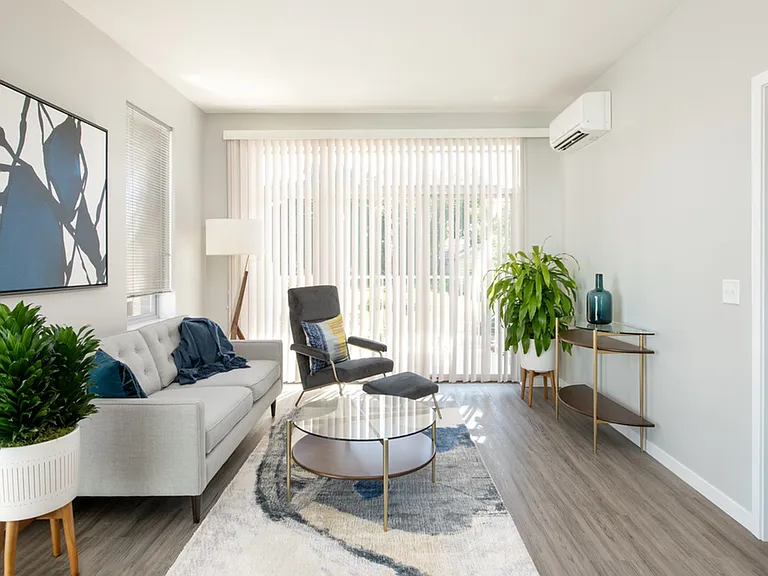 Vista - 1 Bed / 1 Bath - 708 SF - Living Room