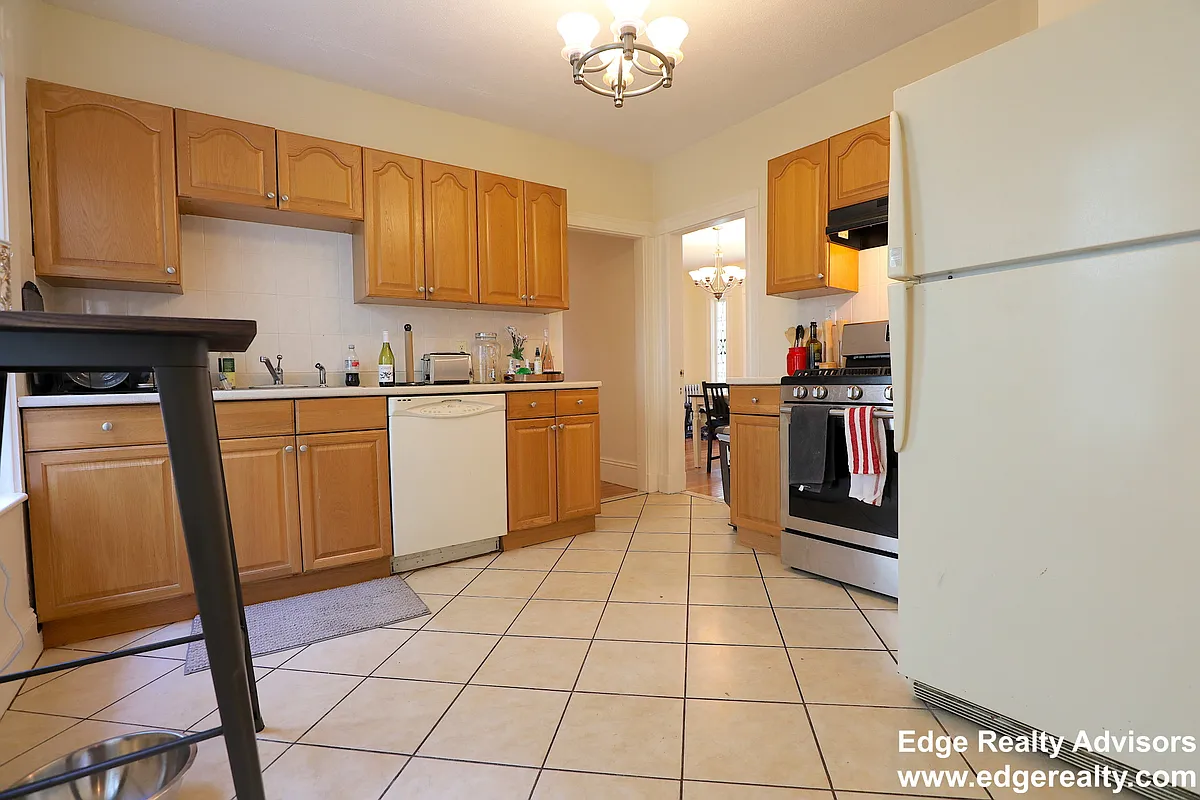 Building Photo - 554 Washington St #1