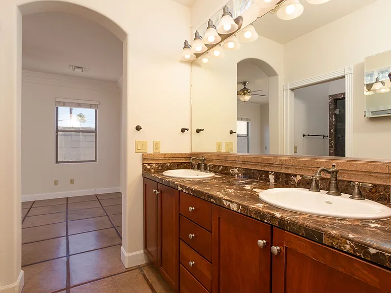 1029 E Blanton Dr — Photo 18