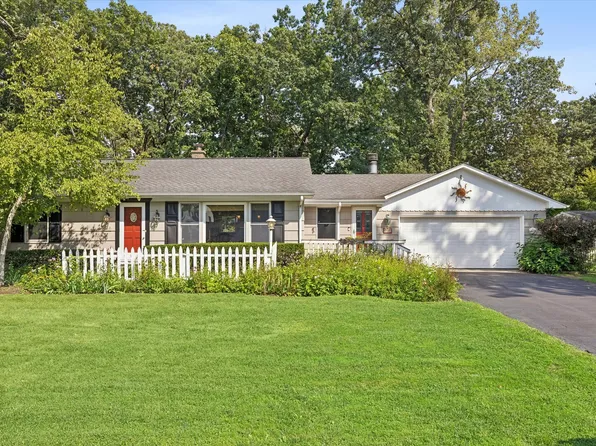 309 Forest Knoll Rd, Lake Bluff, IL 60044